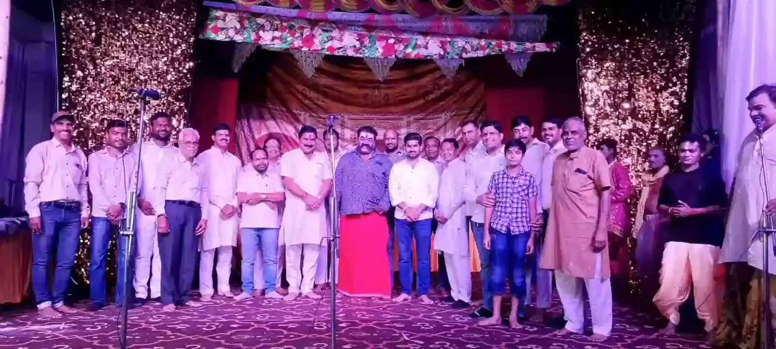 झालावाड़ के राड़ी बालाजी मंदिर परिसर में जलता हुआ रावण का पुतले और उपस्थित श्रद्धालु समूह। झालावाड़ के राड़ी बालाजी मंदिर परिसर में जलता हुआ रावण का पुतले और उपस्थित श्रद्धालु समूह।