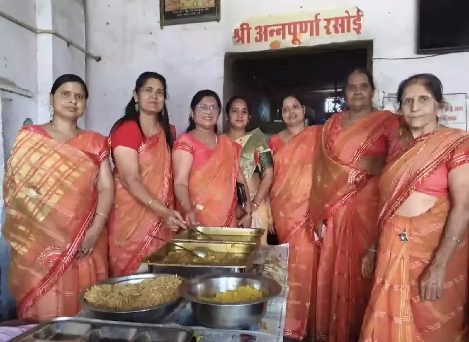 बारां में महावीर जयंती पर संगम महिला मंच की सदस्य जरूरतमंद लोगों को भोजन और मिठाई वितरित कर रही हैं। बारां में महावीर जयंती पर संगम महिला मंच की सदस्य जरूरतमंद लोगों को भोजन और मिठाई वितरित कर रही हैं।