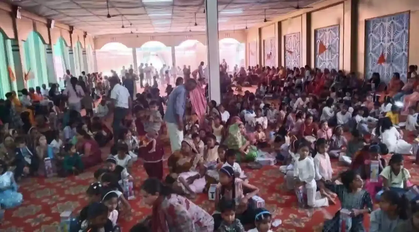बारां के आशीर्वाद गार्डन में कन्या पूजन कार्यक्रम के दौरान दीप प्रज्वलन करते अतिथि और समाज प्रमुख। बारां के आशीर्वाद गार्डन में कन्या पूजन कार्यक्रम के दौरान दीप प्रज्वलन करते अतिथि और समाज प्रमुख।