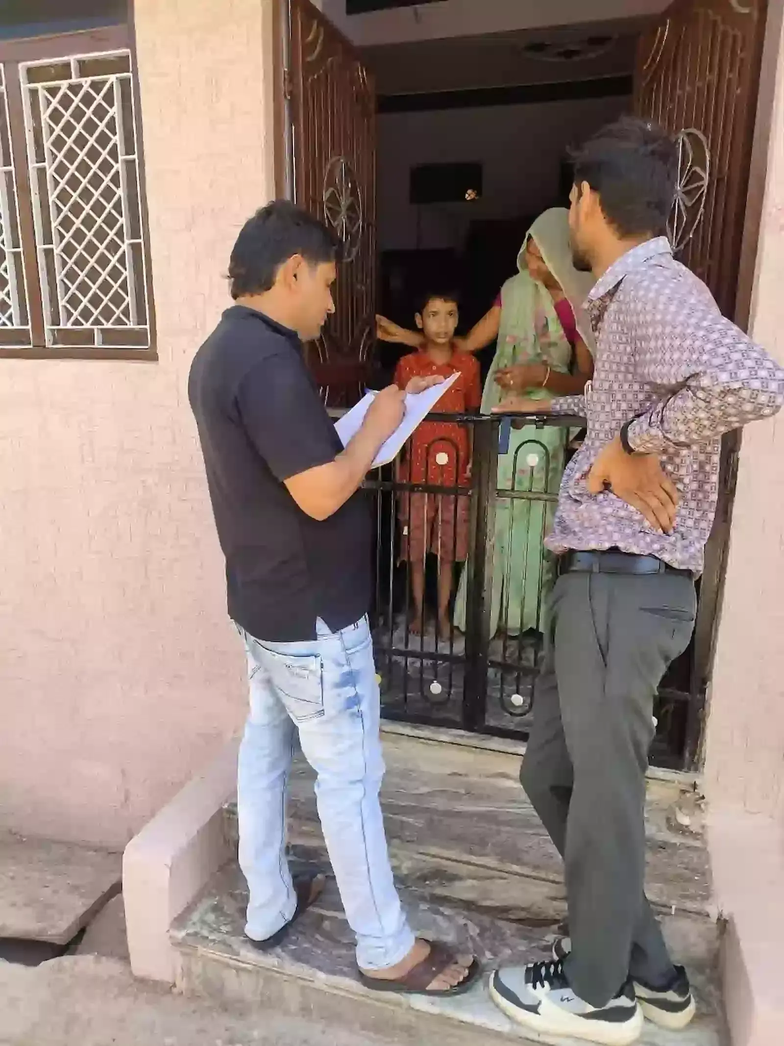 लसाडिया के ग्रामीण क्षेत्र में शिक्षकों की टोली अभिभावकों से संपर्क कर बच्चों के नामांकन की जानकारी देती हुई। लसाडिया के ग्रामीण क्षेत्र में शिक्षकों की टोली अभिभावकों से संपर्क कर बच्चों के नामांकन की जानकारी देती हुई।