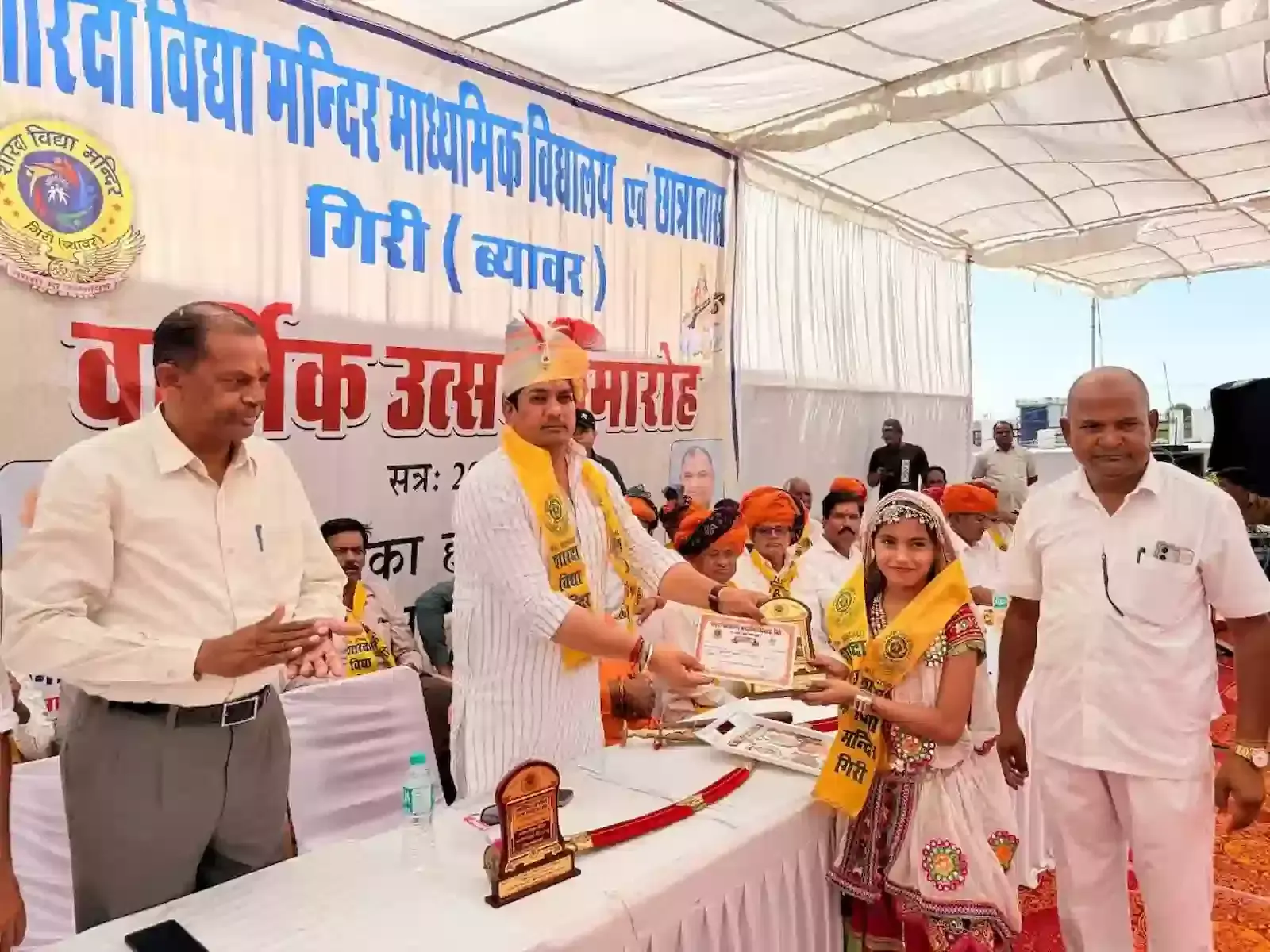 शारदा विद्या मंदिर गिरी में कैबिनेट मंत्री अविनाश गहलोत का साफा और माल्यार्पण कर स्वागत करते हुए लोग। शारदा विद्या मंदिर गिरी में कैबिनेट मंत्री अविनाश गहलोत का साफा और माल्यार्पण कर स्वागत करते हुए लोग।