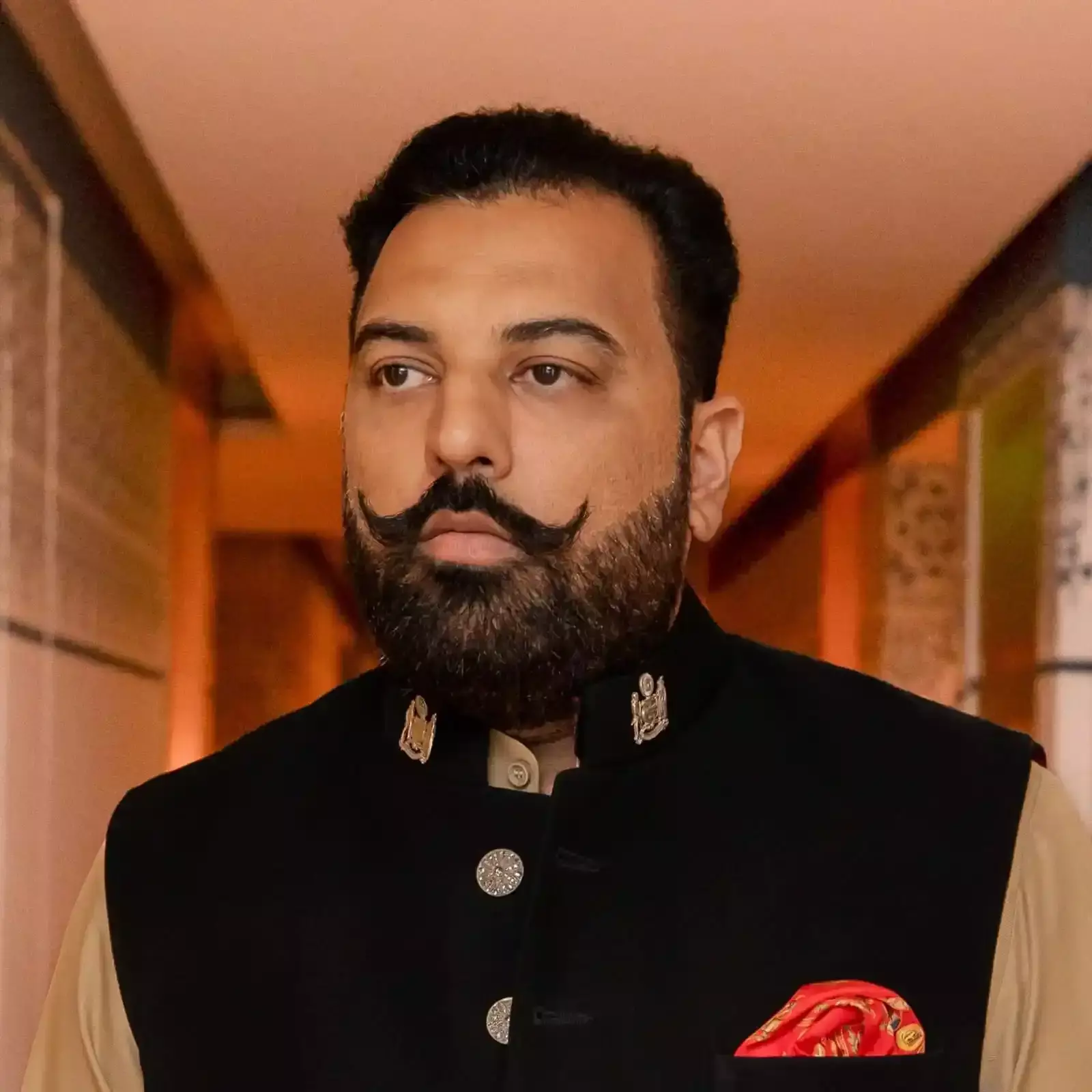 सलेटिया ग्राउंड पारसोली में नृसिंह फूलडोल महोत्सव के लिए सजा हुआ भव्य धार्मिक मंच और बैनर। सलेटिया ग्राउंड पारसोली में नृसिंह फूलडोल महोत्सव के लिए सजा हुआ भव्य धार्मिक मंच और बैनर।