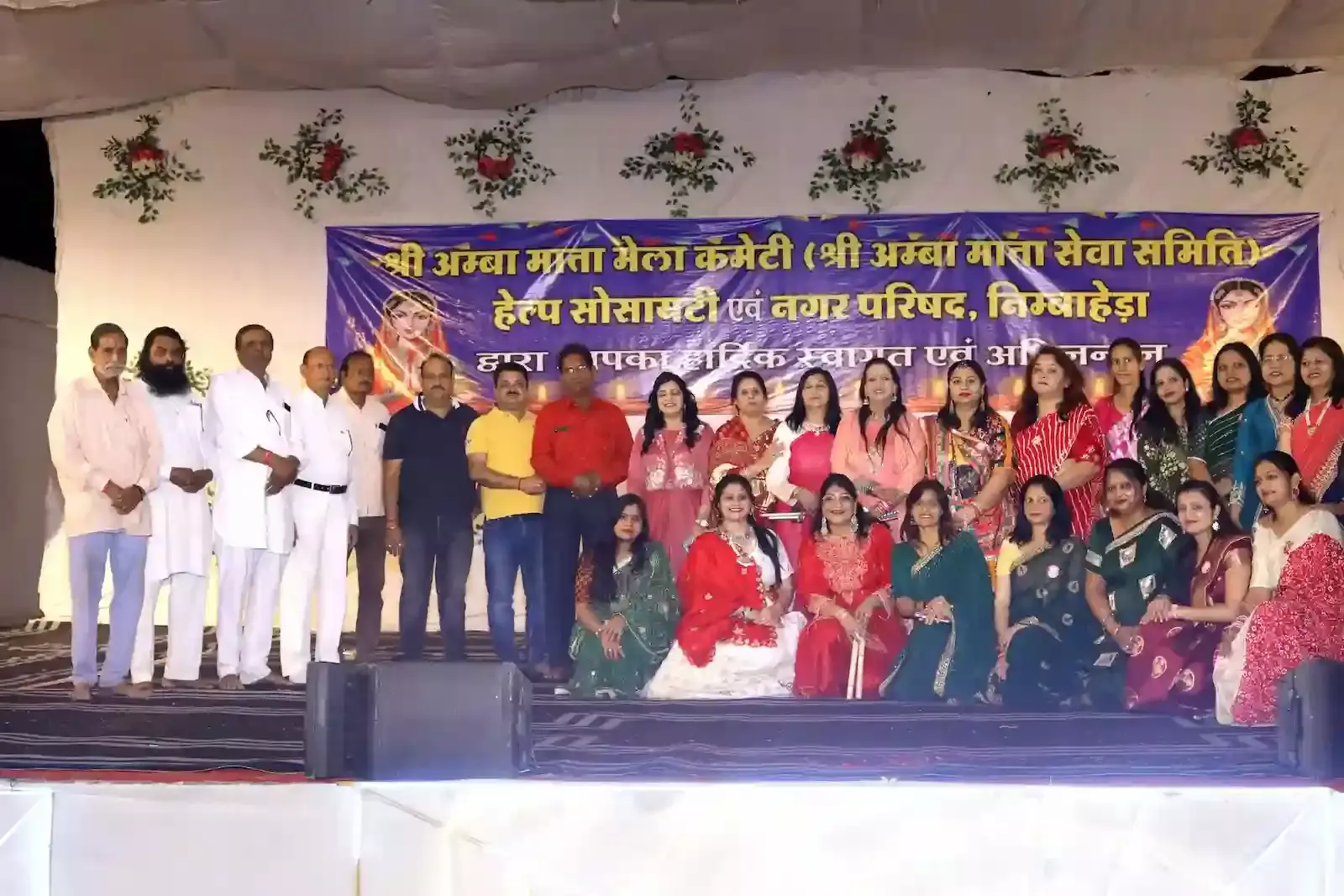 निंबाहेड़ा के अंबामाता मेला प्रांगण में पारंपरिक पोशाक पहनकर गरबा खेलती महिलाएं और बालिकाएं। निंबाहेड़ा के अंबामाता मेला प्रांगण में पारंपरिक पोशाक पहनकर गरबा खेलती महिलाएं और बालिकाएं।