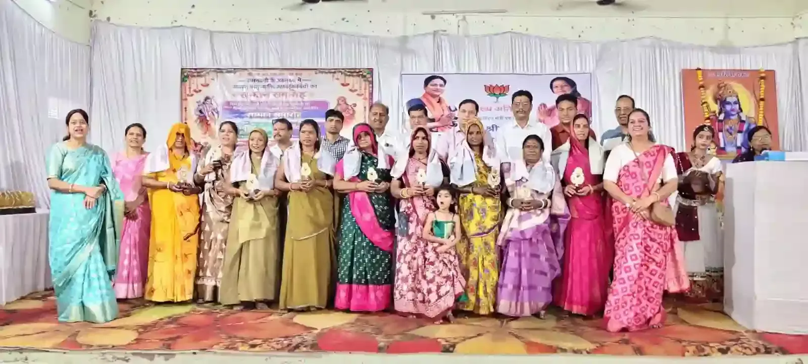 निम्बाहेड़ा में आयोजित सम्मान समारोह के दौरान मंच पर बैठे अतिथि और सम्मानित होती महिला सफाई कर्मी। निम्बाहेड़ा में आयोजित सम्मान समारोह के दौरान मंच पर बैठे अतिथि और सम्मानित होती महिला सफाई कर्मी।