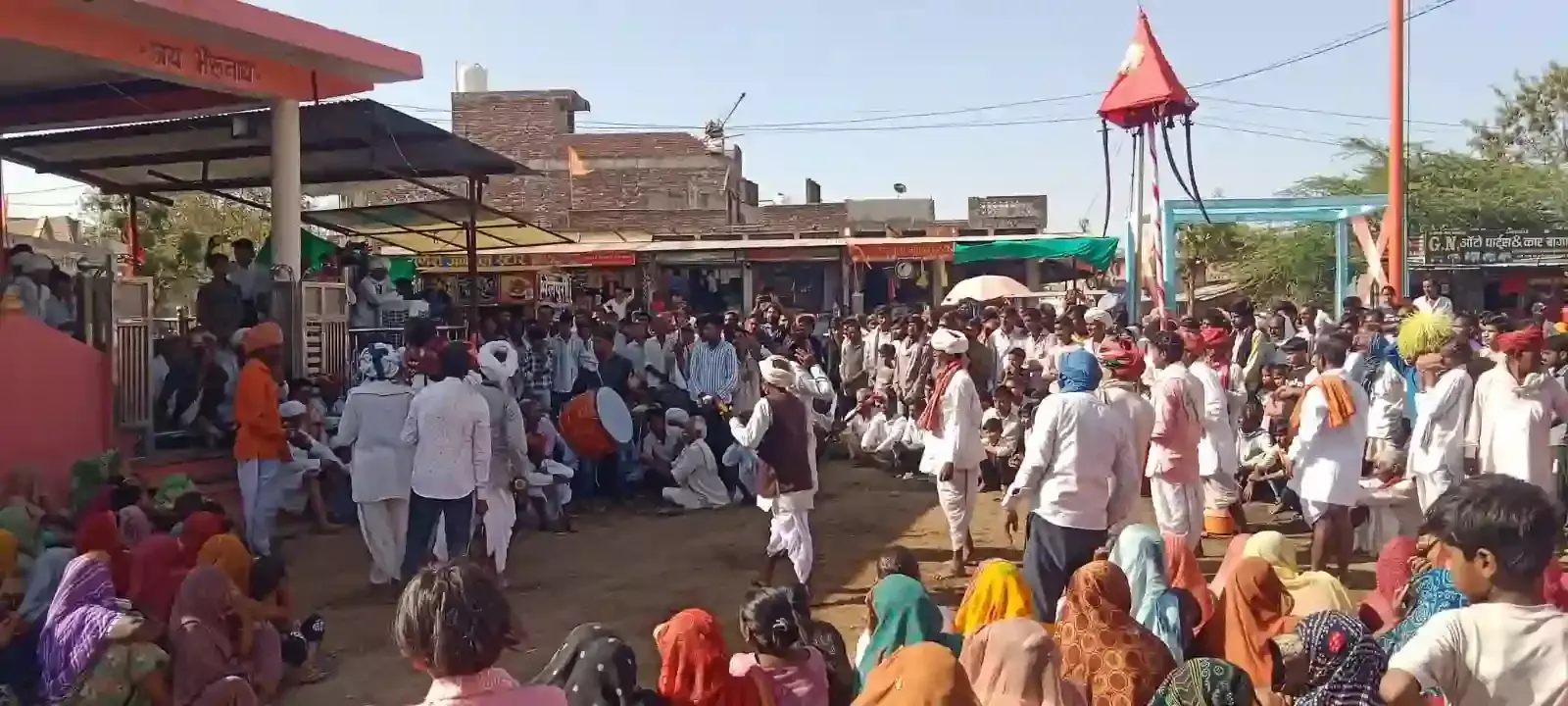 आकोला में चामुंडा माता मंदिर की नेजा यात्रा के दौरान ज्वारा लेकर बेडच नदी जाते श्रद्धालु आकोला में चामुंडा माता मंदिर की नेजा यात्रा के दौरान ज्वारा लेकर बेडच नदी जाते श्रद्धालु