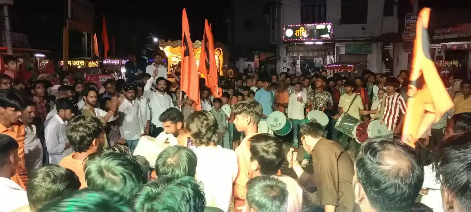 आकोला में राम जन्मोत्सव शोभायात्रा के दौरान करतब दिखाते अखाड़ा कलाकार और भगवान राम का रथ। आकोला में राम जन्मोत्सव शोभायात्रा के दौरान करतब दिखाते अखाड़ा कलाकार और भगवान राम का रथ।