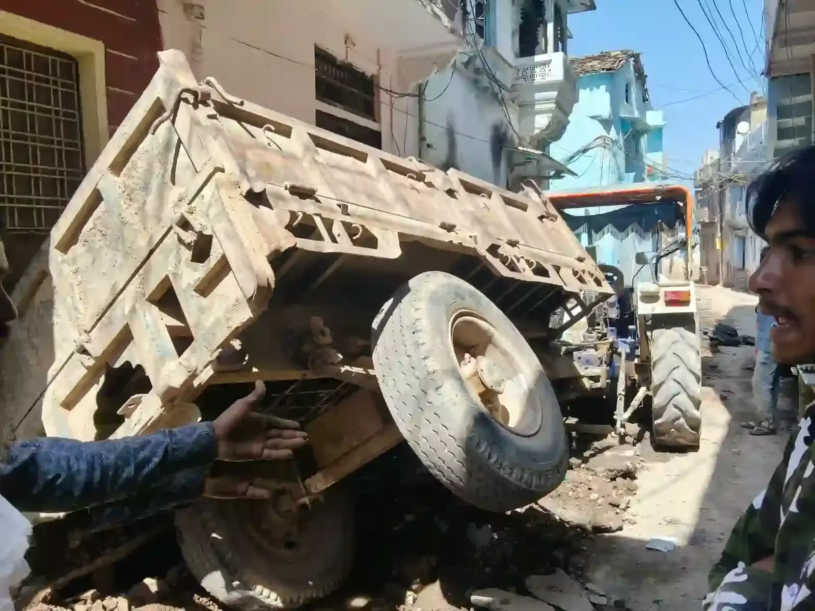 डूंगरपुर के घाटी क्षेत्र में सीवरेज खुदाई के कारण सड़क किनारे गड्ढे में पलटा हुआ एक ट्रैक्टर। डूंगरपुर के घाटी क्षेत्र में सीवरेज खुदाई के कारण सड़क किनारे गड्ढे में पलटा हुआ एक ट्रैक्टर।