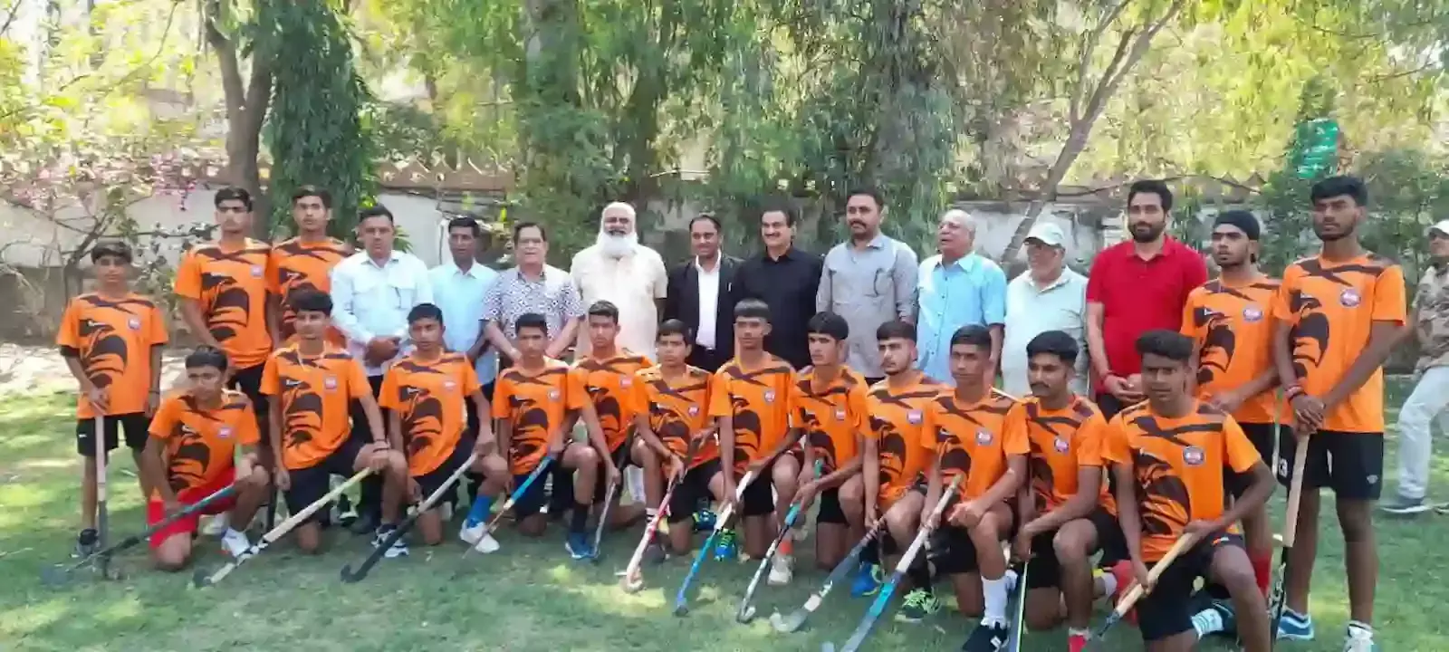 अजमेर में राष्ट्रीय सब जूनियर हॉकी प्रतियोगिता के लिए रवाना होते राजस्थान के चयनित बालक और बालिका खिलाड़ी। अजमेर में राष्ट्रीय सब जूनियर हॉकी प्रतियोगिता के लिए रवाना होते राजस्थान के चयनित बालक और बालिका खिलाड़ी।