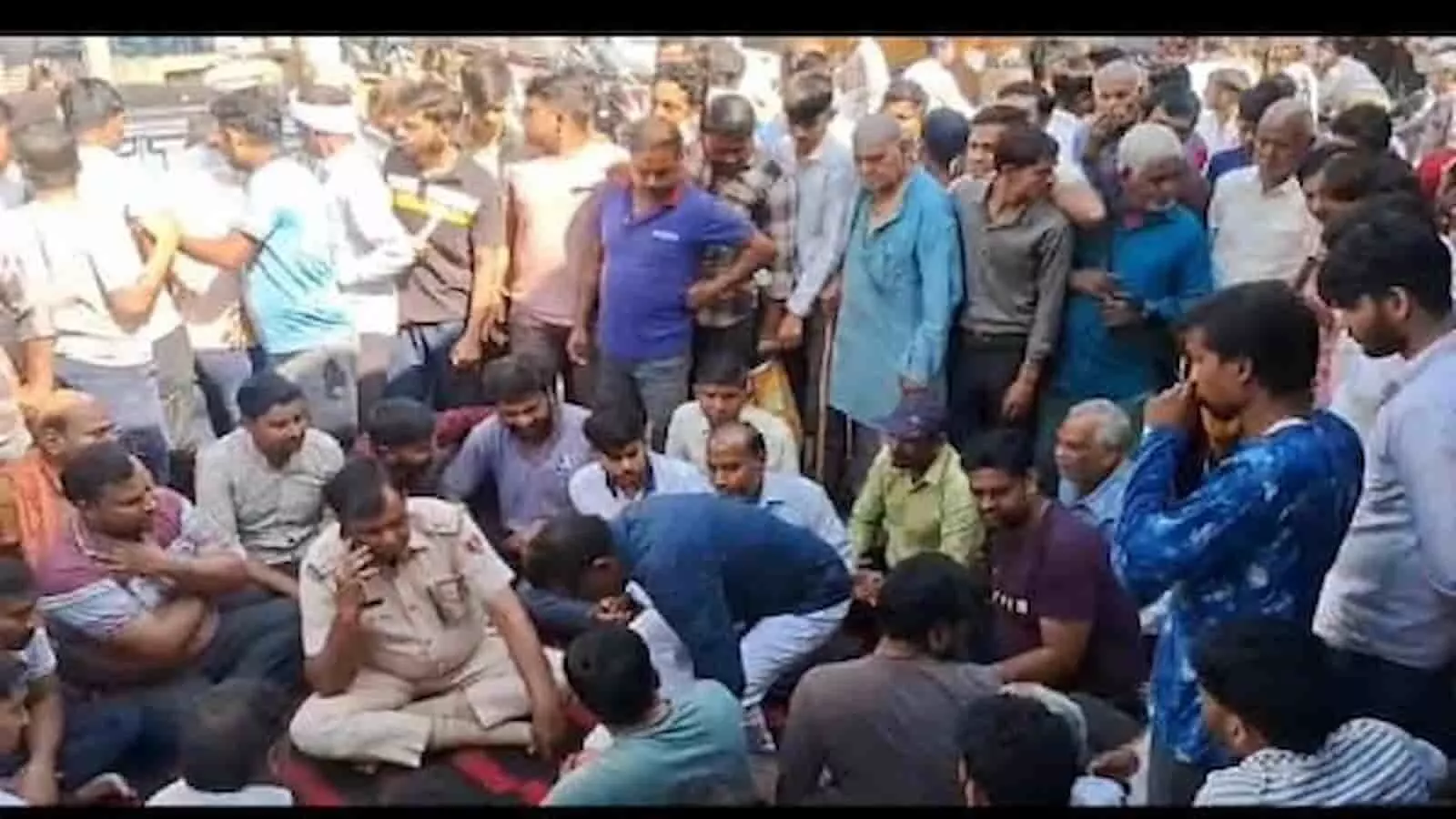 डीग: मास्टर प्लान 2031 के तहत 128 दुकानदारों को अतिक्रमण हटाने का नोटिस, बाजार बंद डीग: मास्टर प्लान 2031 के तहत 128 दुकानदारों को अतिक्रमण हटाने का नोटिस, बाजार बंद