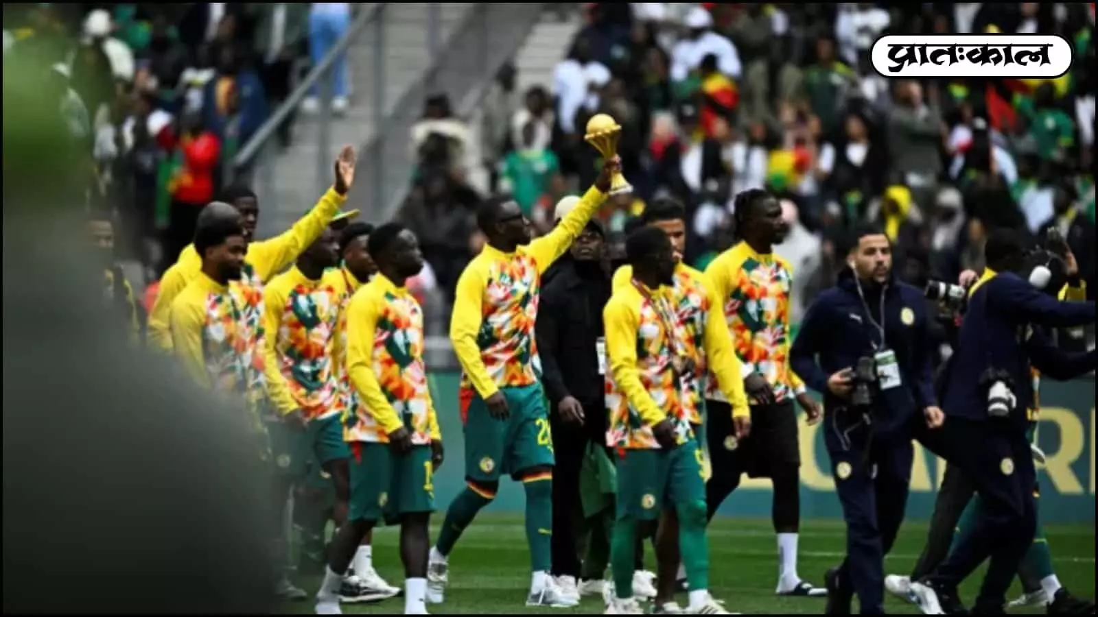 AFCON खिताब रद्द होने के बाद भी सेनेगल ने पेरिस में ट्रॉफी का प्रदर्शन कर दुनिया को चौंकाया। मोरक्को के साथ बढ़ा कानूनी विवाद अब CAS तक पहुँचने की संभावना है।
