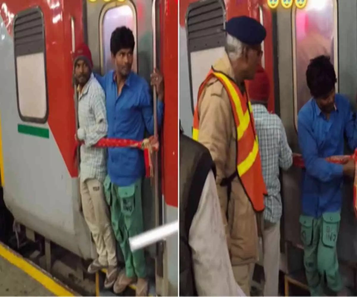 गरीबी की बेबस तस्वीर-मुरादाबाद स्टेशन पर ट्रेन के बाहर लटके दिखे दो शख्स