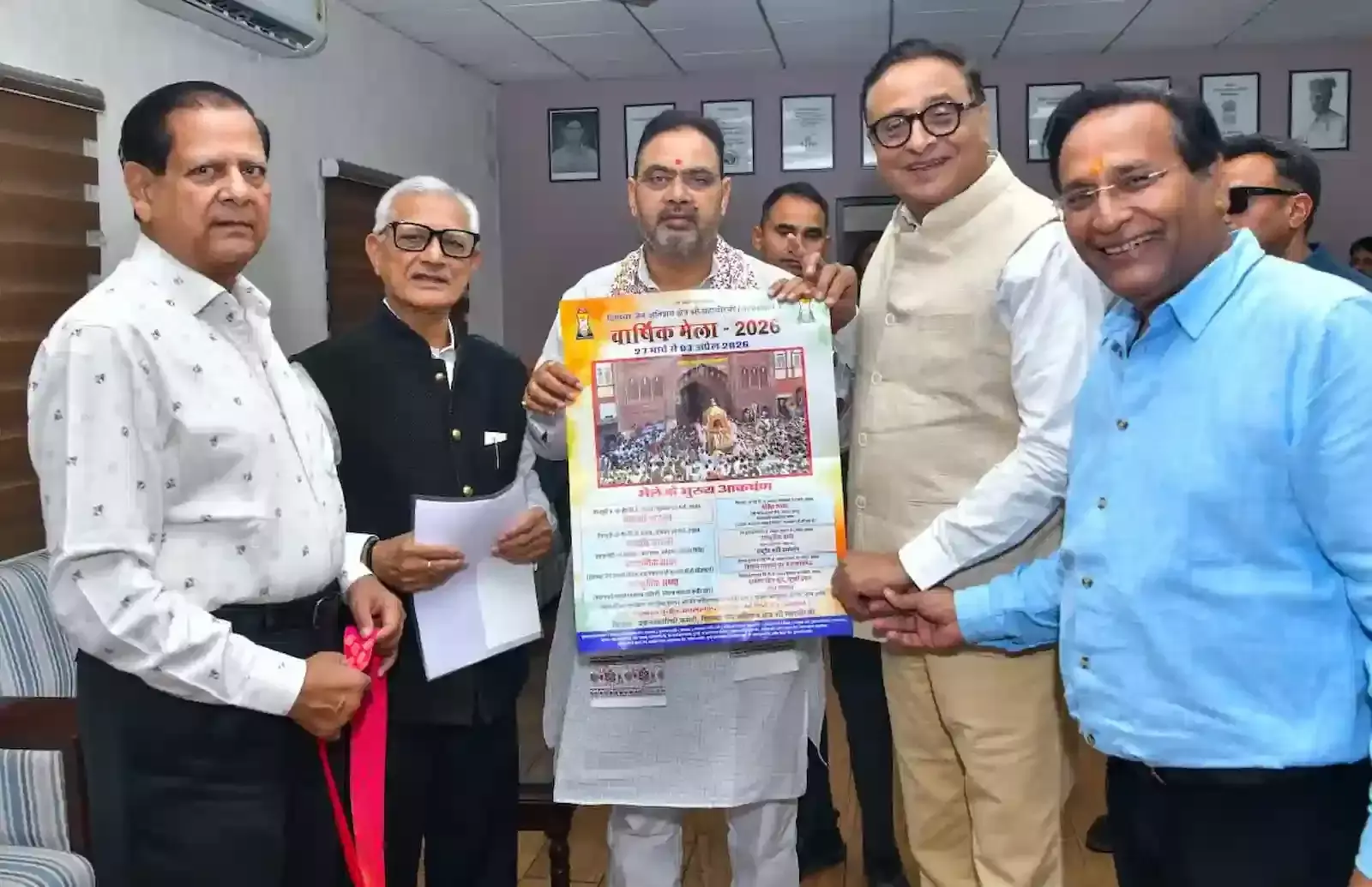 मुख्यमंत्री भजन लाल शर्मा को श्रीमहावीरजी प्रबंधकारिणी कमेटी के सदस्य लक्खी मेले का पोस्टर भेंट करते हुए। मुख्यमंत्री भजन लाल शर्मा को श्रीमहावीरजी प्रबंधकारिणी कमेटी के सदस्य लक्खी मेले का पोस्टर भेंट करते हुए।