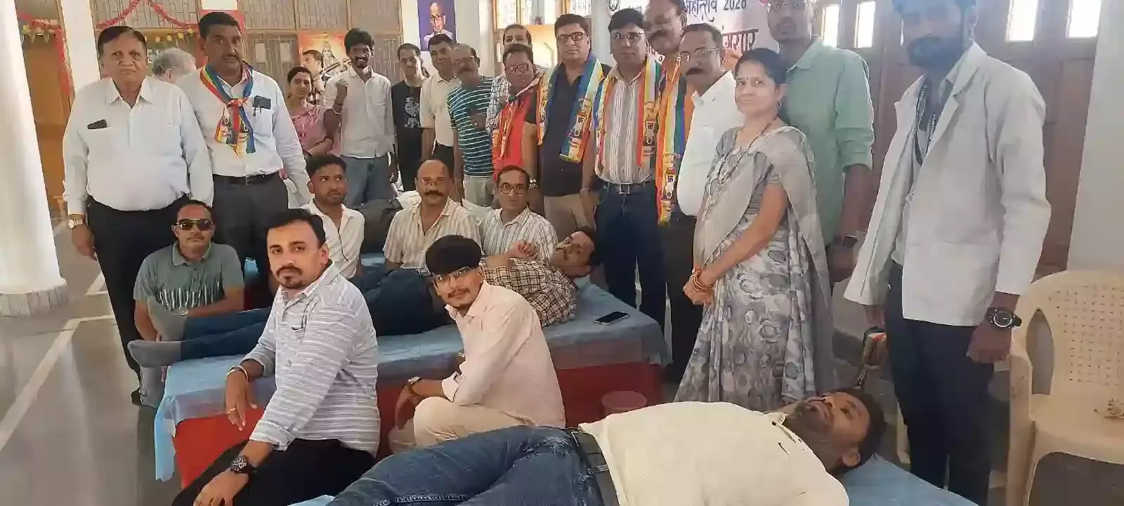 डूंगरपुर के मुख्य बाजार में जैन जन्म कल्याणक महोत्सव की पद यात्रा के दौरान जयकारे लगाते श्रद्धालु। डूंगरपुर के मुख्य बाजार में जैन जन्म कल्याणक महोत्सव की पद यात्रा के दौरान जयकारे लगाते श्रद्धालु।
