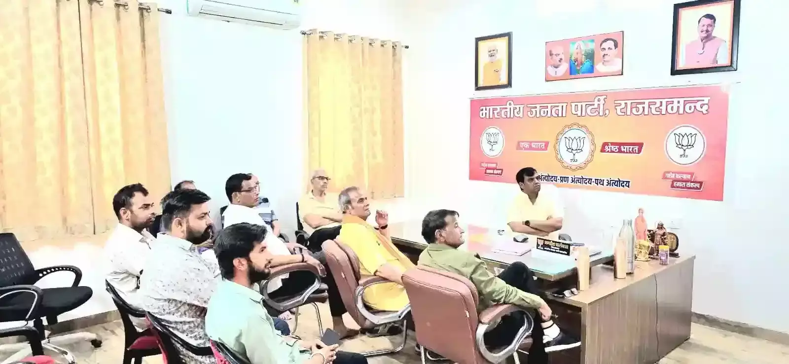 राजसमंद के भाजपा बूथ पर प्रधानमंत्री मोदी के मन की बात कार्यक्रम को सुनते हुए स्थानीय पार्टी पदाधिकारी और नागरिक। राजसमंद के भाजपा बूथ पर प्रधानमंत्री मोदी के मन की बात कार्यक्रम को सुनते हुए स्थानीय पार्टी पदाधिकारी और नागरिक।