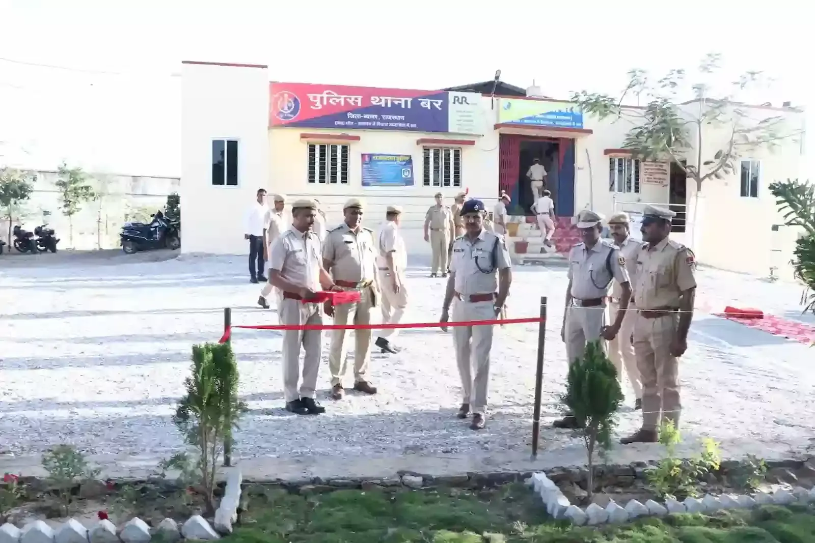 बर थाना परिसर में नवनिर्मित बगीचे का उद्घाटन करते ब्यावर एसपी रतन सिंह और पुलिस अधिकारी