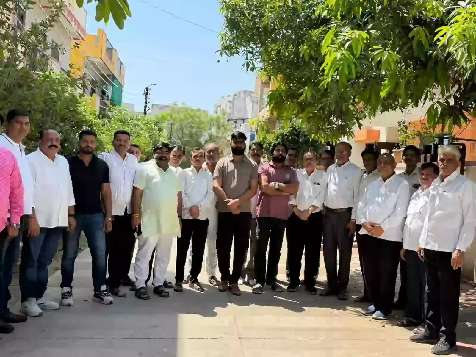 छत्रपति संभाजीनगर में भाजपा नेता दीपेंद्र सिंह चौहान मेवाड़ प्रवासी समाज के विभिन्न पदाधिकारियों के साथ बैठक करते हुए।