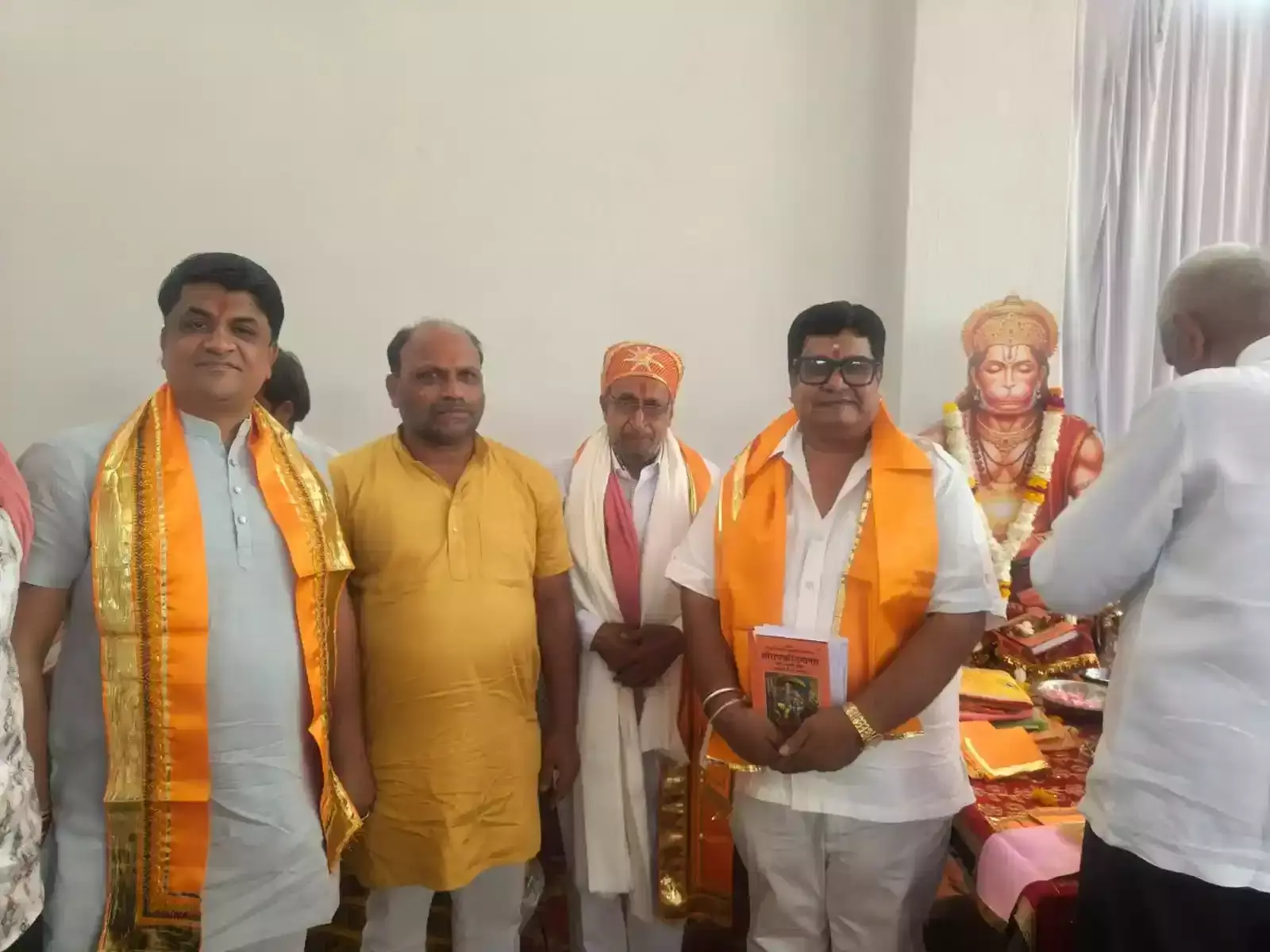 फतहनगर के हनुमान मंदिर में रामायण पाठ समापन के दौरान हवन करते श्रद्धालु और विराजमान मानस पाठक। फतहनगर के हनुमान मंदिर में रामायण पाठ समापन के दौरान हवन करते श्रद्धालु और विराजमान मानस पाठक।