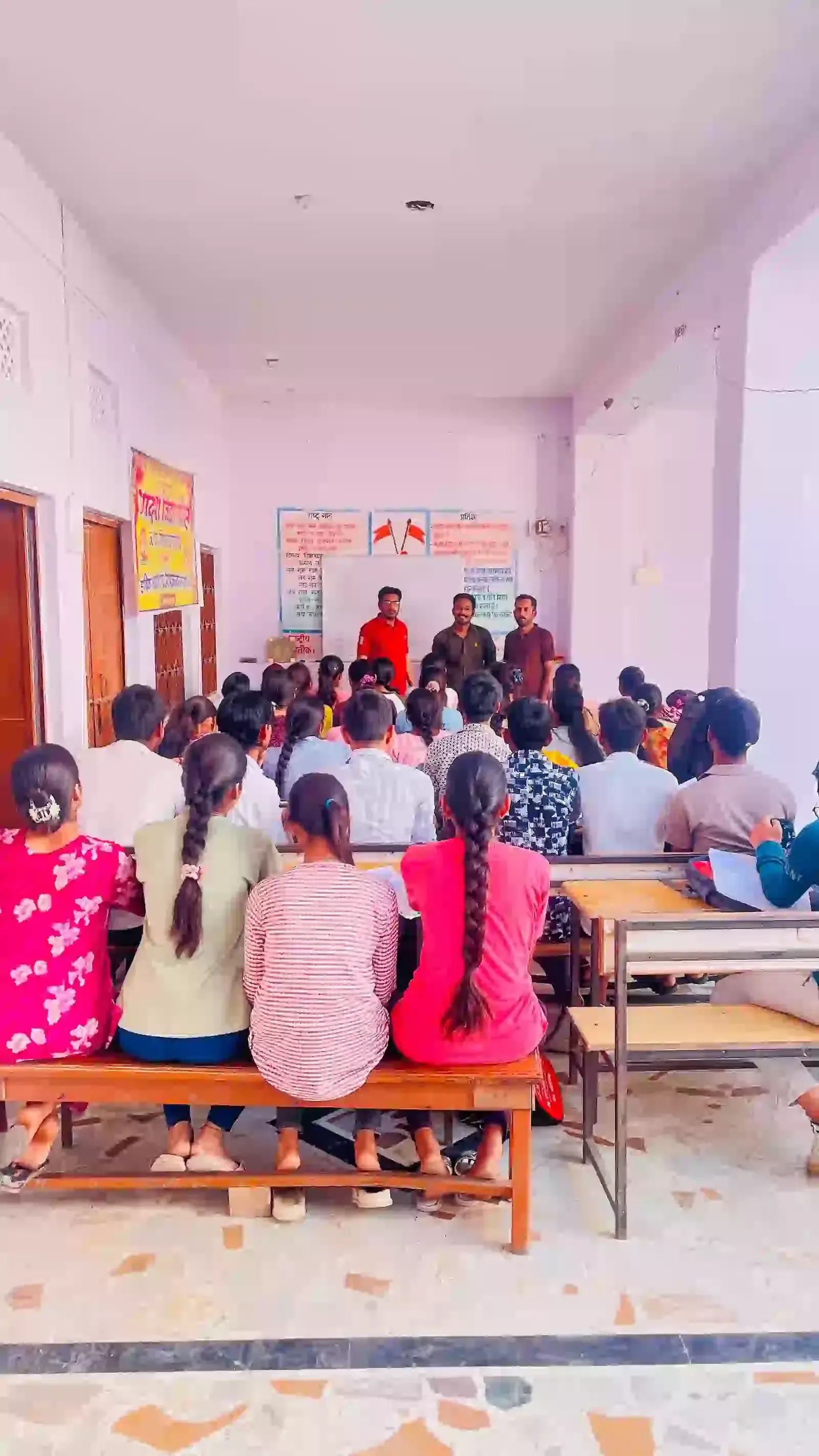 कानोड के आदर्श विद्या मंदिर में निशुल्क कोचिंग लेते छात्र और मार्गदर्शन देते शिक्षक निर्मल पुरोहित। कानोड के आदर्श विद्या मंदिर में निशुल्क कोचिंग लेते छात्र और मार्गदर्शन देते शिक्षक निर्मल पुरोहित।