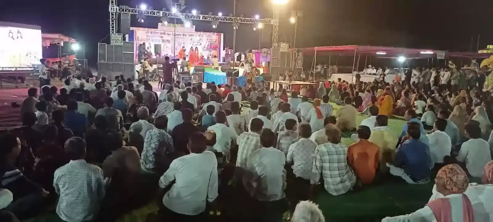 बाँसड़ा स्वर्ण मेला महोत्सव के समापन पर रावण दहन और ईनामी लॉटरी वितरण का दृश्य। बाँसड़ा स्वर्ण मेला महोत्सव के समापन पर रावण दहन और ईनामी लॉटरी वितरण का दृश्य।