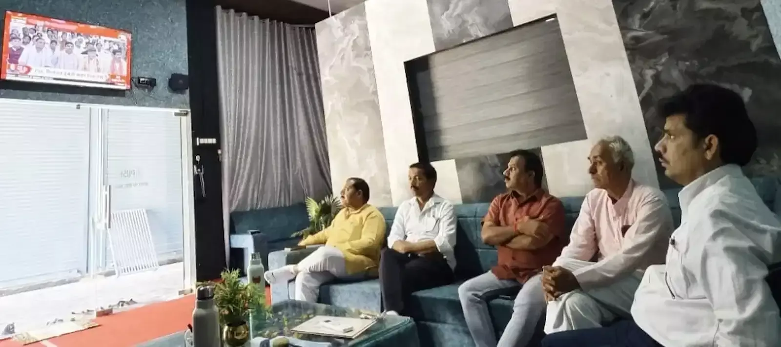बारां में भाजपा जिलाध्यक्ष और कार्यकर्ता टीवी पर प्रधानमंत्री मोदी का मन की बात कार्यक्रम देखते हुए।