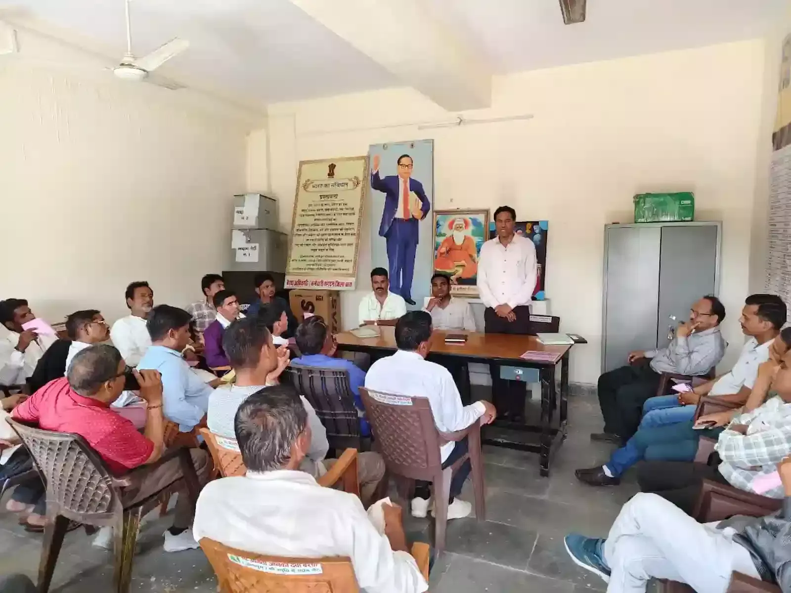 बारां के बैरवा छात्रावास में आयोजित समाज की बैठक में चर्चा करते विधायक राधेश्याम बैरवा और अन्य सदस्य।