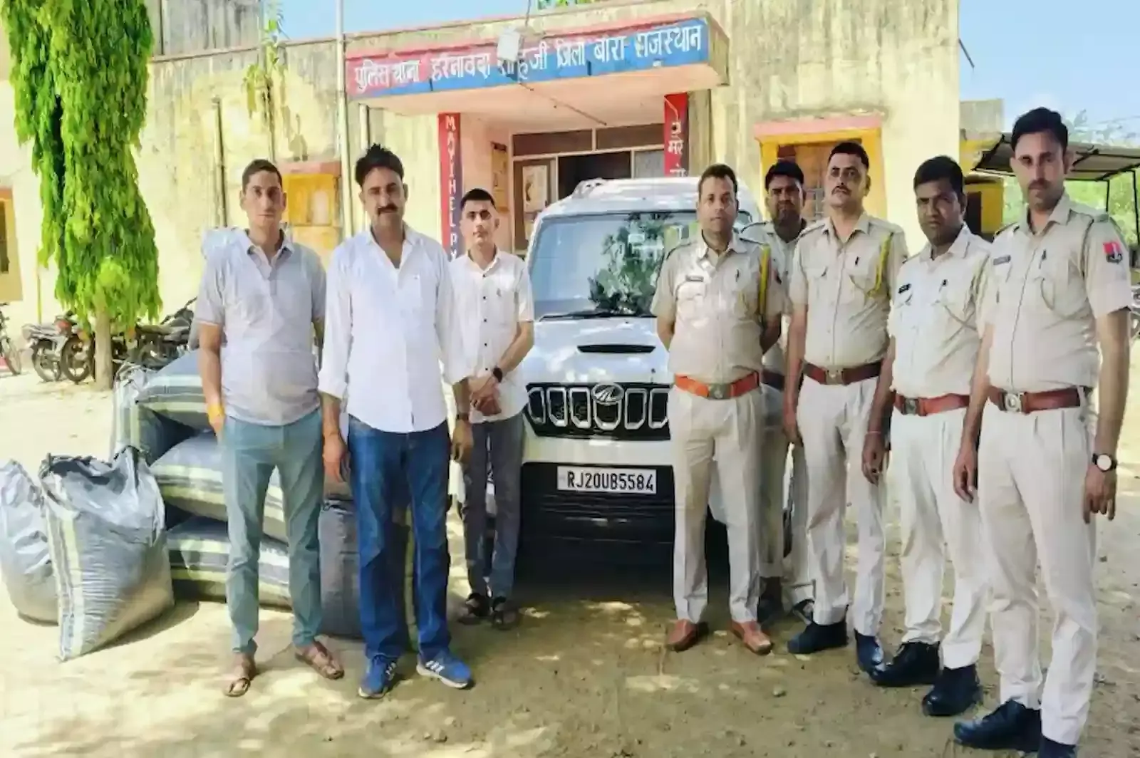 बारां पुलिस टीम द्वारा हरनावदाशाहजी में जब्त की गई सफेद स्कॉर्पियो और बरामद मादक पदार्थ के कट्टे।