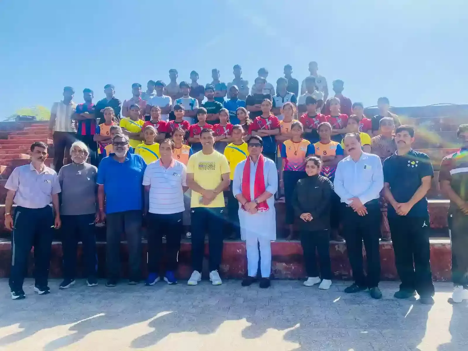 सलूम्बर के खेल मैदान में कबड्डी का अभ्यास करते हुए प्रतिभावान बालक और बालिका खिलाड़ी। सलूम्बर के खेल मैदान में कबड्डी का अभ्यास करते हुए प्रतिभावान बालक और बालिका खिलाड़ी।