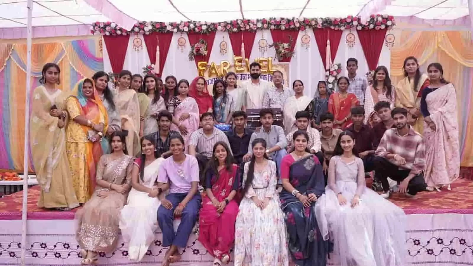 स्थानीय विद्यालय में कक्षा 12 के विद्यार्थियों के लिए विदाई समारोह आयोजित, दक्ष पूर्विया सम्मानित