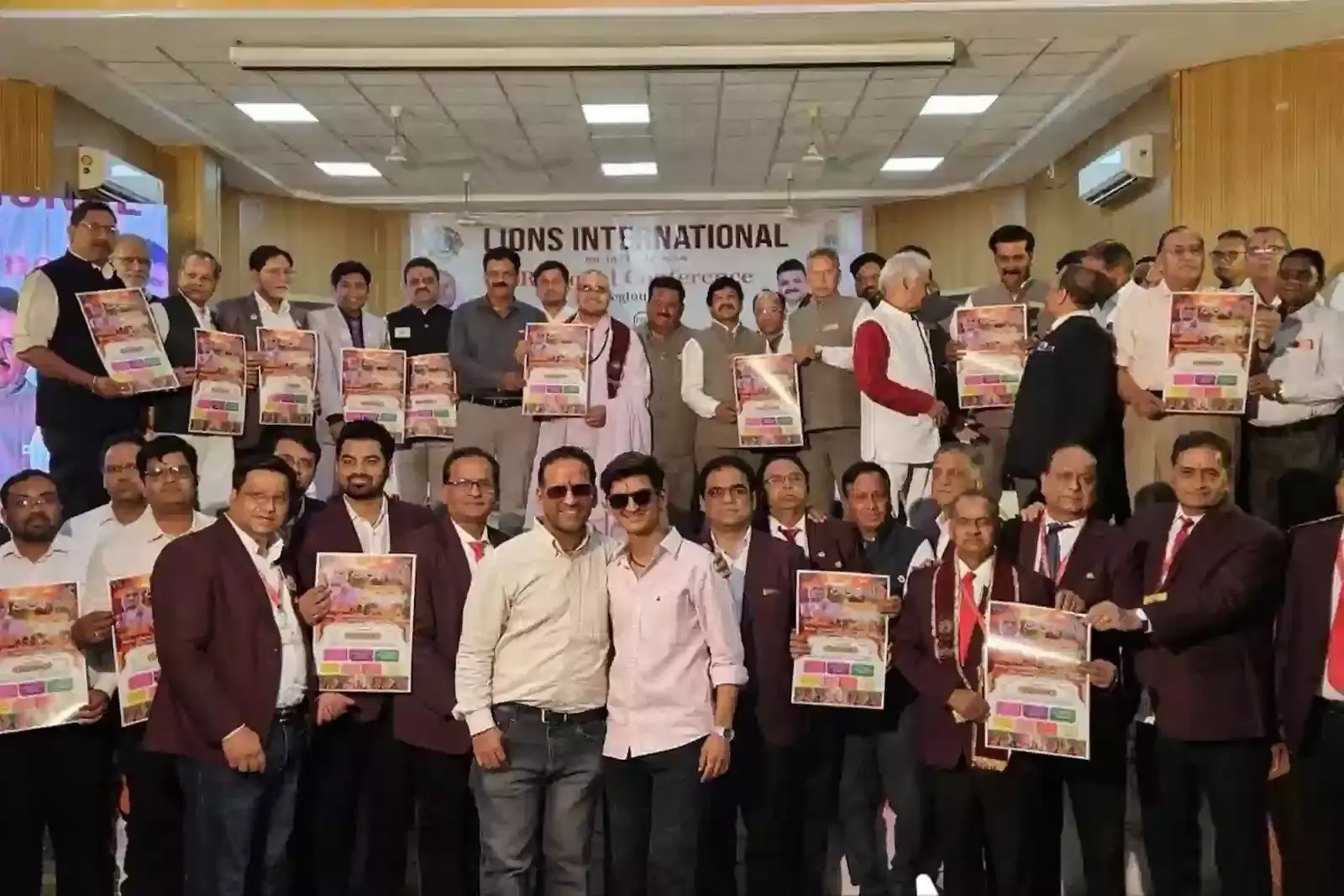 निंबाहेड़ा में शिवोहम समारोह के दौरान संत दिग्विजयरामजी महाराज और गणमान्य नागरिक भागवत कथा का पोस्टर विमोचन कर रहे हैं। निंबाहेड़ा में शिवोहम समारोह के दौरान संत दिग्विजयरामजी महाराज और गणमान्य नागरिक भागवत कथा का पोस्टर विमोचन कर रहे हैं।