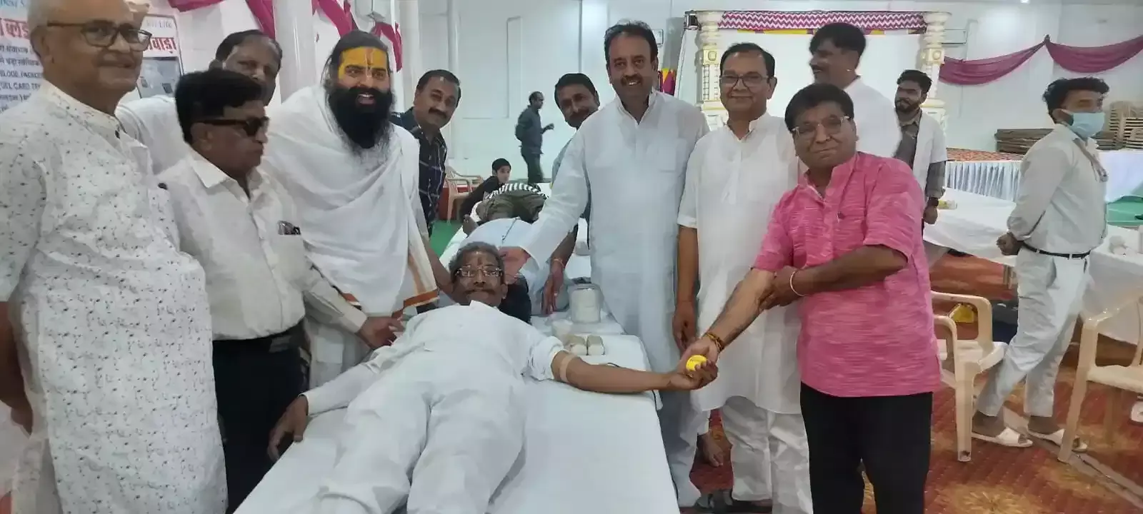 भीलवाड़ा गांधी वाटिका में हनुमान जन्मोत्सव पर आयोजित रक्तदान शिविर में दीप प्रज्वलन करते अतिथि और सेवा संस्थान के सदस्य। भीलवाड़ा गांधी वाटिका में हनुमान जन्मोत्सव पर आयोजित रक्तदान शिविर में दीप प्रज्वलन करते अतिथि और सेवा संस्थान के सदस्य।