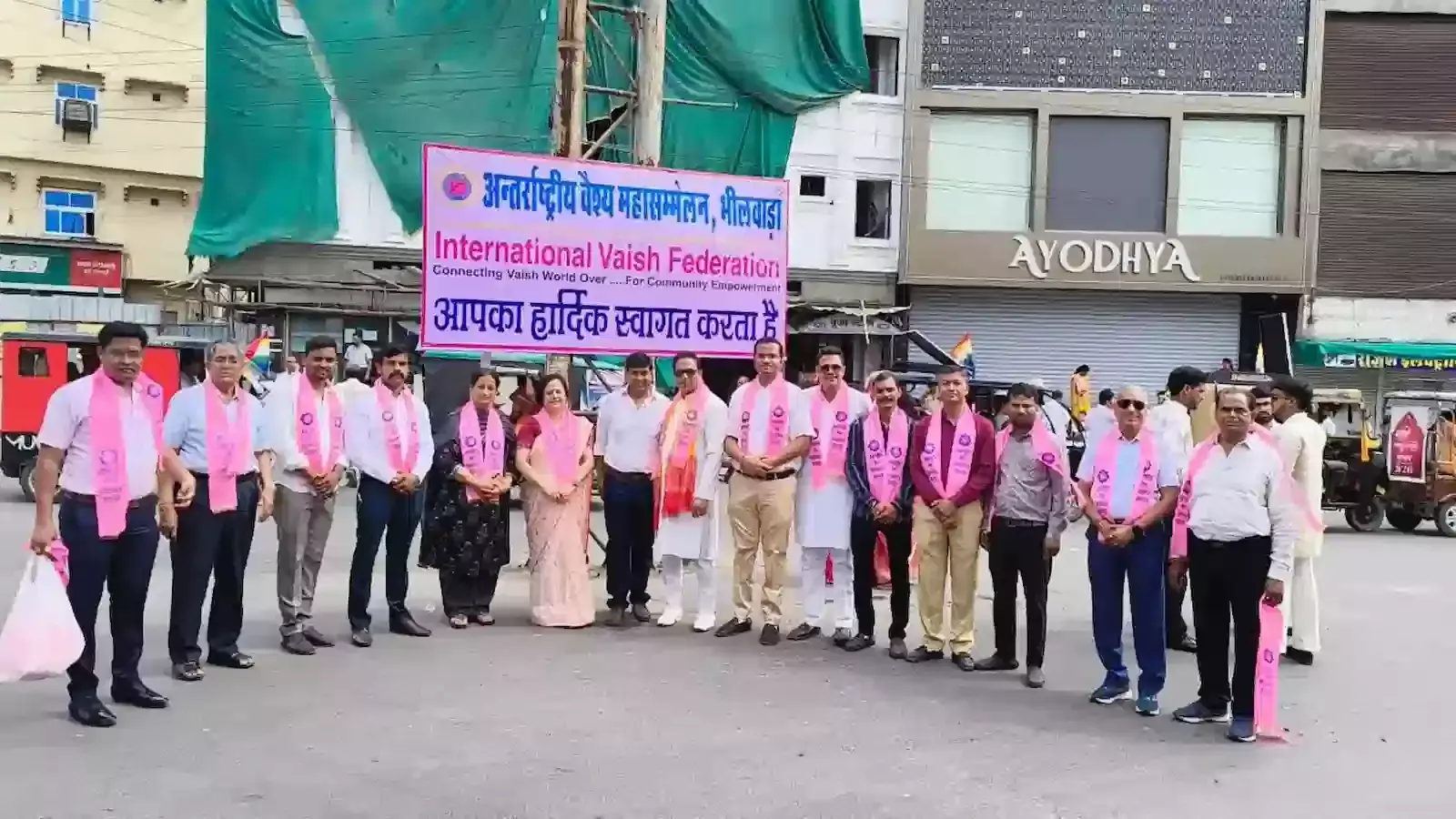 भीलवाड़ा में महावीर जयंती पर सकल दिगंबर जैन समाज की शोभायात्रा के दौरान सजी हुई झांकी और श्रद्धालुओं का समूह। भीलवाड़ा में महावीर जयंती पर सकल दिगंबर जैन समाज की शोभायात्रा के दौरान सजी हुई झांकी और श्रद्धालुओं का समूह।