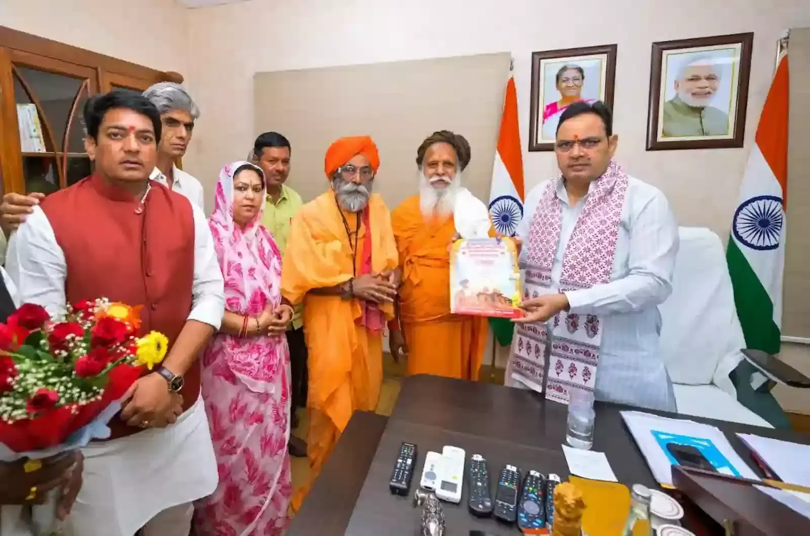 जयपुर मुख्यमंत्री कार्यालय में कैबिनेट मंत्री अविनाश गहलोत और संतों द्वारा मुख्यमंत्री भजनलाल शर्मा को मोहरा कला कार्यक्रम का निमंत्रण देते हुए। जयपुर मुख्यमंत्री कार्यालय में कैबिनेट मंत्री अविनाश गहलोत और संतों द्वारा मुख्यमंत्री भजनलाल शर्मा को मोहरा कला कार्यक्रम का निमंत्रण देते हुए।