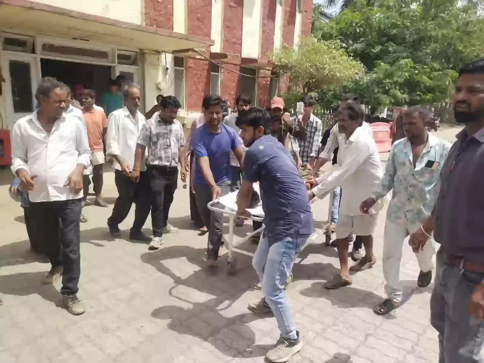 प्रतापगढ़ के सुहागपुरा में मक्के के खेत के पास घायल अवस्था में पड़े युवक और एकत्रित ग्रामीण। प्रतापगढ़ के सुहागपुरा में मक्के के खेत के पास घायल अवस्था में पड़े युवक और एकत्रित ग्रामीण।