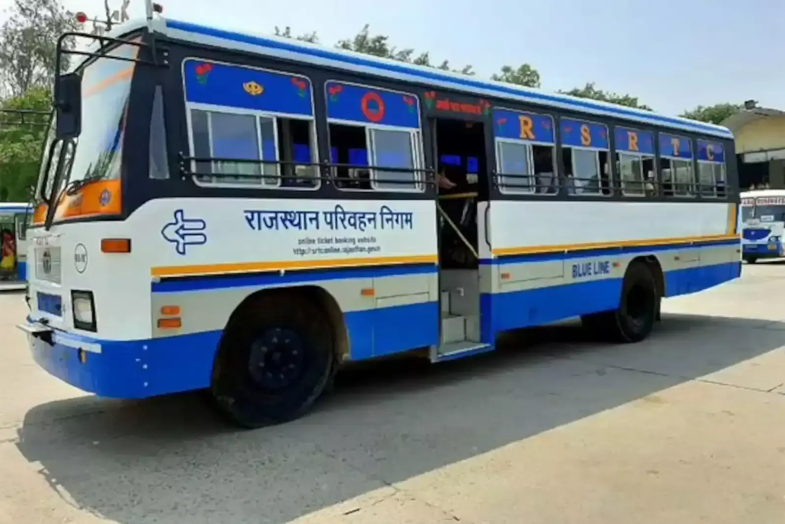 जयपुर में मुख्यमंत्री को हिण्डौन गोवर्धन रोडवेज बस संचालन का ज्ञापन सौंपते पूर्व सरपंच सतीश पांडेय और प्रतिनिधिमंडल। जयपुर में मुख्यमंत्री को हिण्डौन गोवर्धन रोडवेज बस संचालन का ज्ञापन सौंपते पूर्व सरपंच सतीश पांडेय और प्रतिनिधिमंडल।
