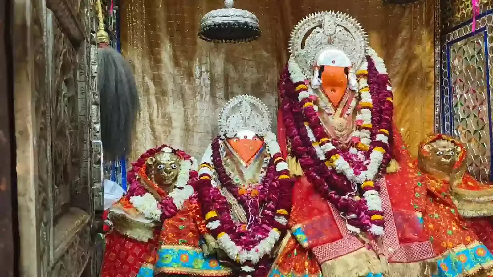बयाना के झील केला देवी मेला परिसर में खाली पड़ी दुकानें और सुविधाओं की कमी के बीच घूमते श्रद्धालु। बयाना के झील केला देवी मेला परिसर में खाली पड़ी दुकानें और सुविधाओं की कमी के बीच घूमते श्रद्धालु।