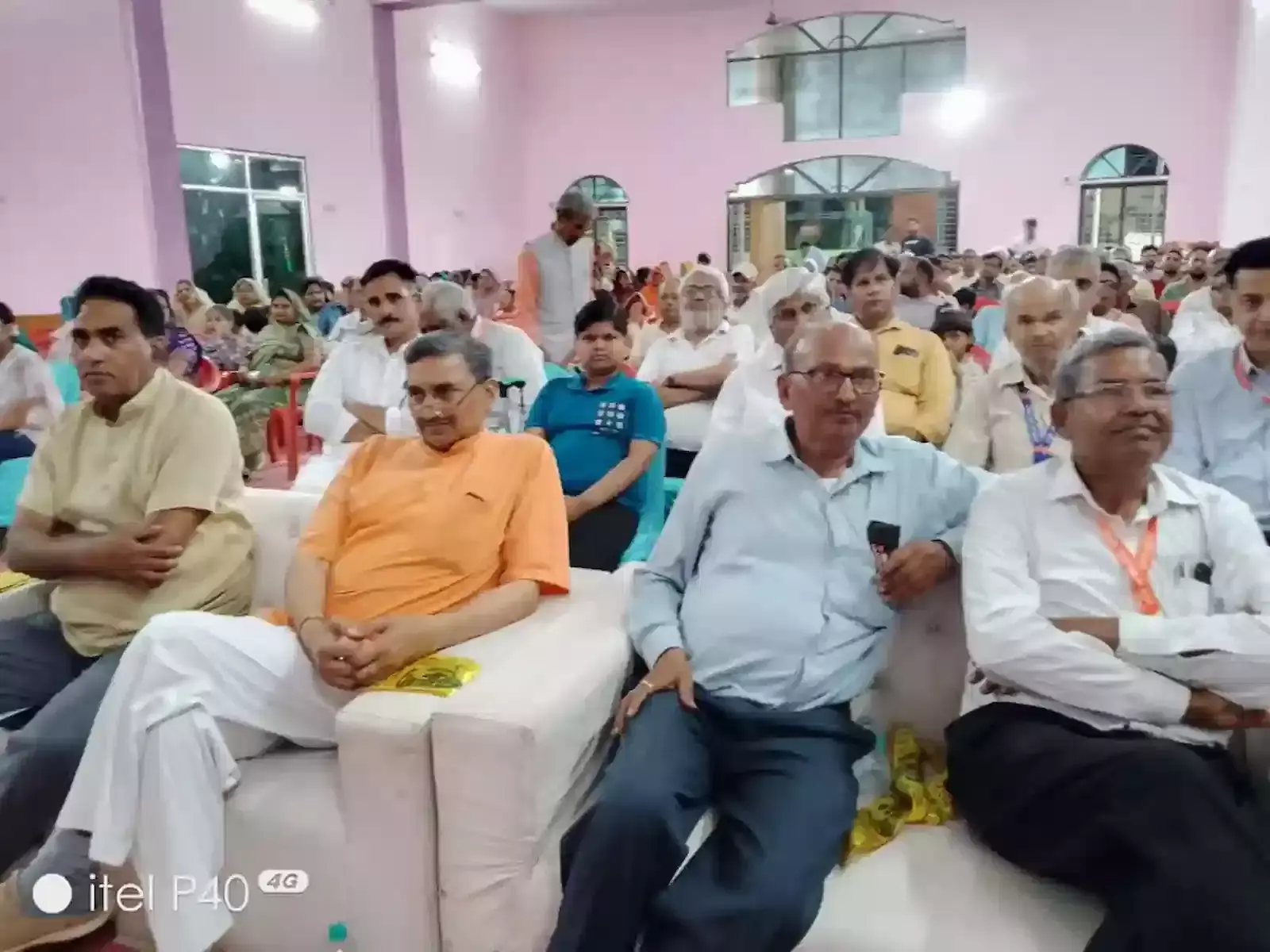 भुसावर के हरिरमण मैरिज होम में अपना घर सेवा समिति के वार्षिकोत्सव समारोह में दीप प्रज्ज्वलित करते अतिथि।