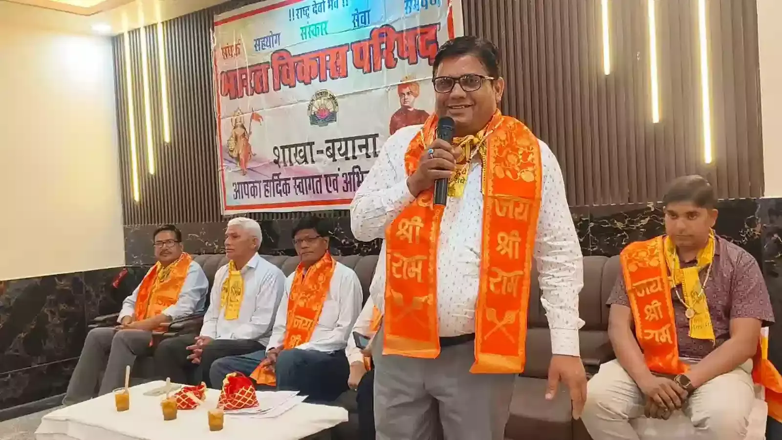 बयाना के पार्क रेजीडेन्सी होटल में भारत विकास परिषद शाखा के नवनियुक्त पदाधिकारी और सदस्य चुनावी बैठक के दौरान। बयाना के पार्क रेजीडेन्सी होटल में भारत विकास परिषद शाखा के नवनियुक्त पदाधिकारी और सदस्य चुनावी बैठक के दौरान।
