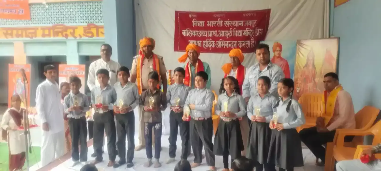 डीग के आदर्श विद्या मंदिर में आयोजित सम्मान समारोह के दौरान मंच पर दीप प्रज्जवलित करते अतिथि और उपस्थित गणमान्य नागरिक।