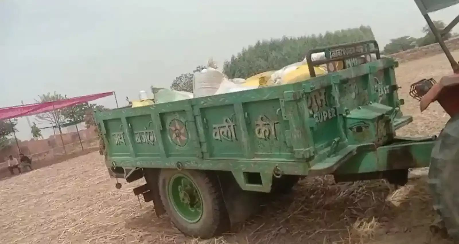 बयाना के कनावर खरीद केंद्र पर ट्रैक्टर ट्रॉली में गेहूं की फसल लेकर पहुंचे किसान और सरकारी कर्मचारी। बयाना के कनावर खरीद केंद्र पर ट्रैक्टर ट्रॉली में गेहूं की फसल लेकर पहुंचे किसान और सरकारी कर्मचारी।