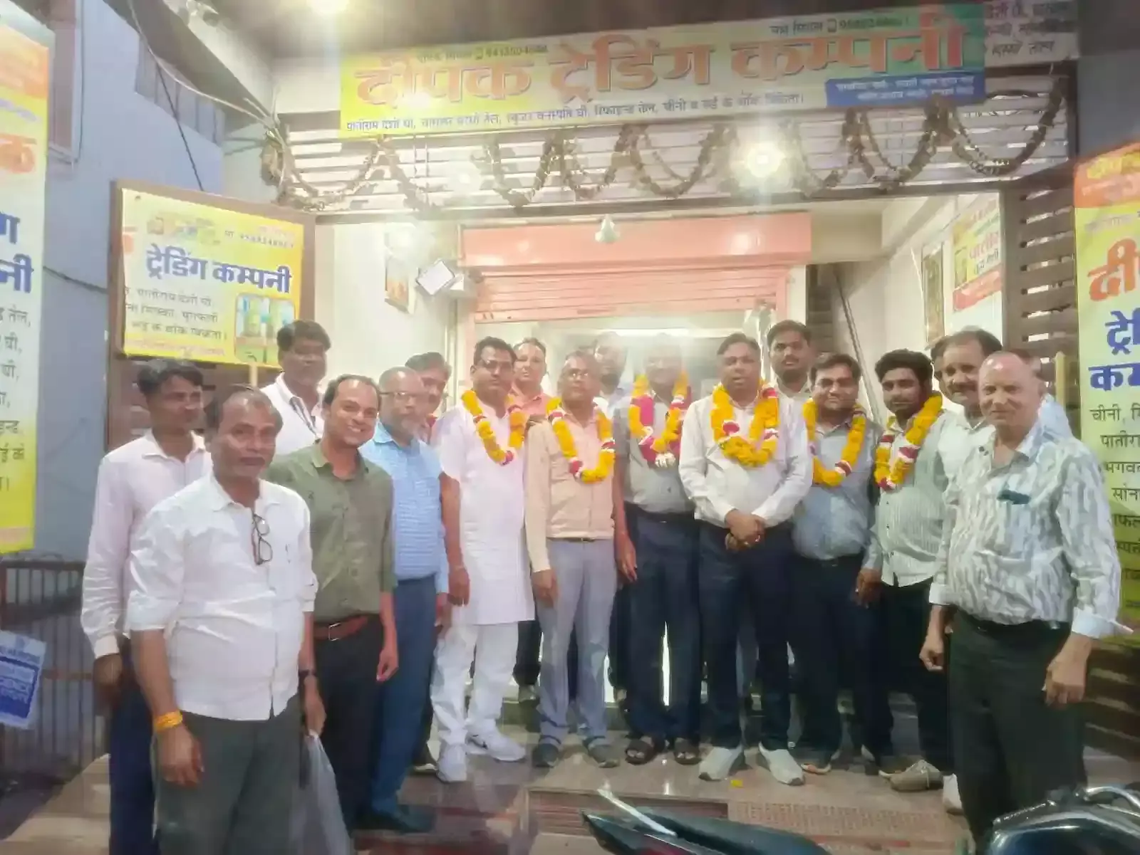 गंगापुर सिटी में थोक खाद्य पदार्थ एसोसिएशन के नवनिर्वाचित पदाधिकारी चुनाव संपन्न होने के बाद सामूहिक रूप से उपस्थित हैं।
