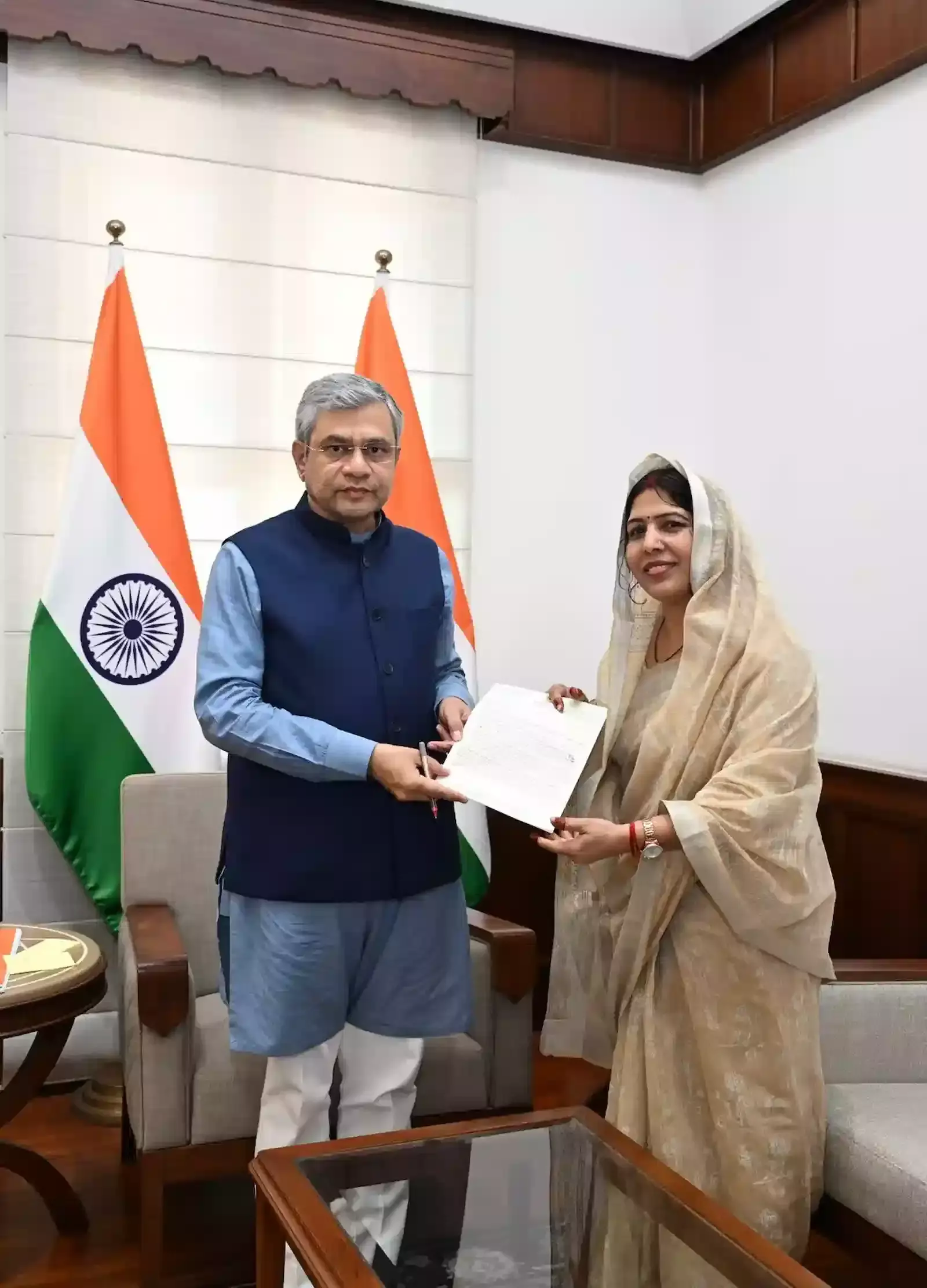 नई दिल्ली रेल भवन में पूर्व सांसद रंजीता कोली रेल मंत्री को बयाना जंक्शन की मांगों का मांग पत्र सौंपते हुए। नई दिल्ली रेल भवन में पूर्व सांसद रंजीता कोली रेल मंत्री को बयाना जंक्शन की मांगों का मांग पत्र सौंपते हुए।