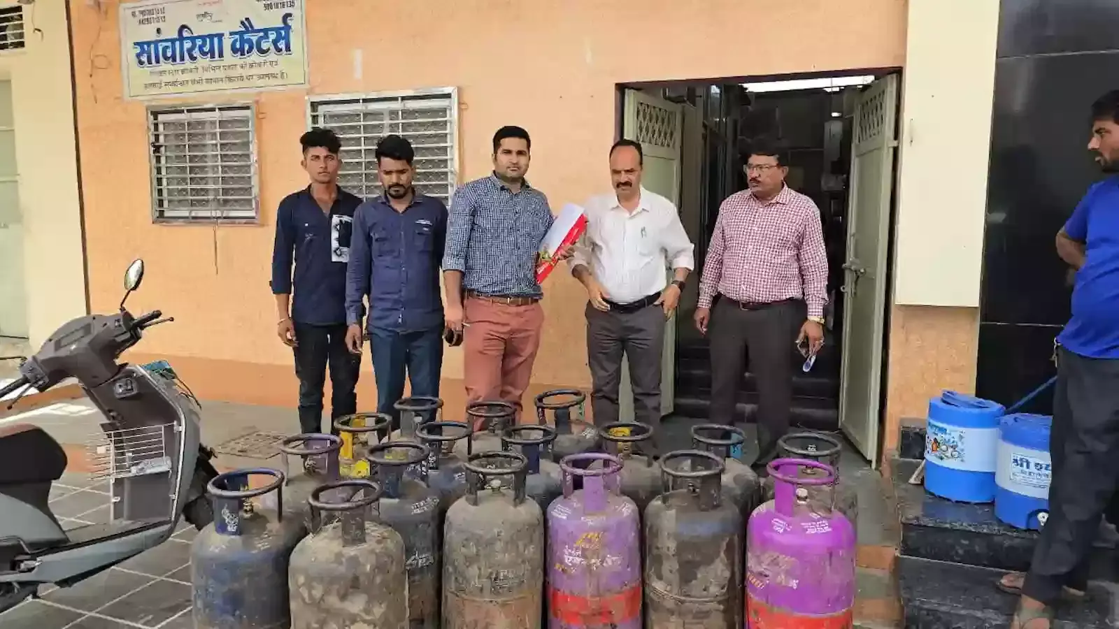 ब्यावर में रसद विभाग की टीम द्वारा जब्त किए गए अवैध एलपीजी सिलेंडर गाड़ी में रखे हुए। ब्यावर में रसद विभाग की टीम द्वारा जब्त किए गए अवैध एलपीजी सिलेंडर गाड़ी में रखे हुए।