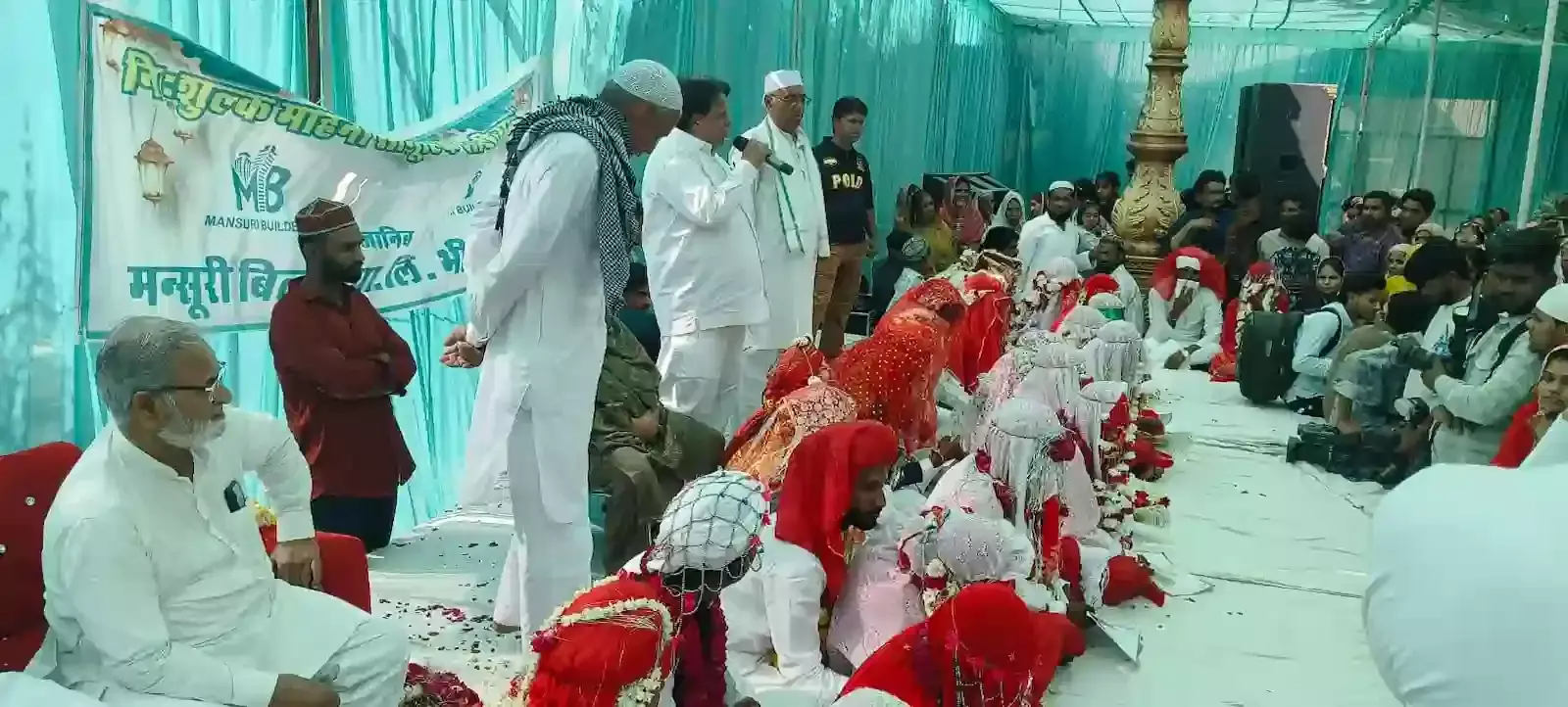 भीलवाड़ा में मंसूरी ब्रदर्स द्वारा आयोजित सामूहिक विवाह सम्मेलन में निकाह पढ़ते दूल्हा दुल्हन और इमाम। भीलवाड़ा में मंसूरी ब्रदर्स द्वारा आयोजित सामूहिक विवाह सम्मेलन में निकाह पढ़ते दूल्हा दुल्हन और इमाम।