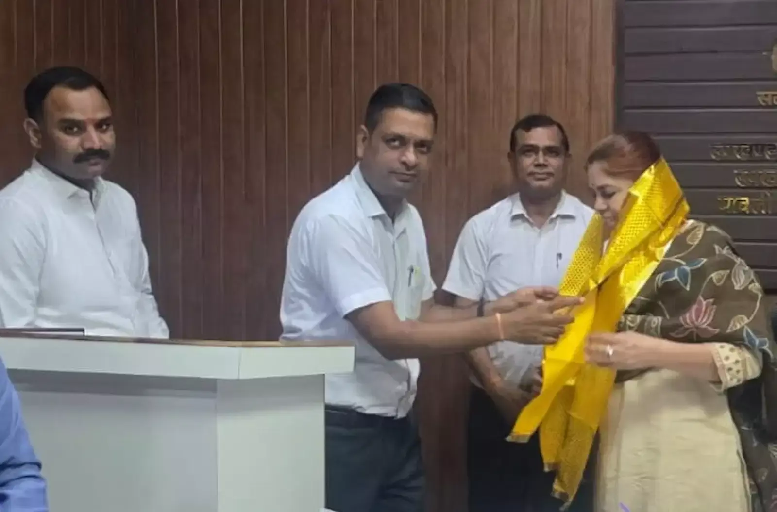 मावली उपखंड कार्यालय के औचक निरीक्षण के दौरान विभिन्न शाखाओं के अभिलेखों का अवलोकन करतीं उदयपुर संभागीय आयुक्त श्रीमती प्रज्ञा केवलरमानी।