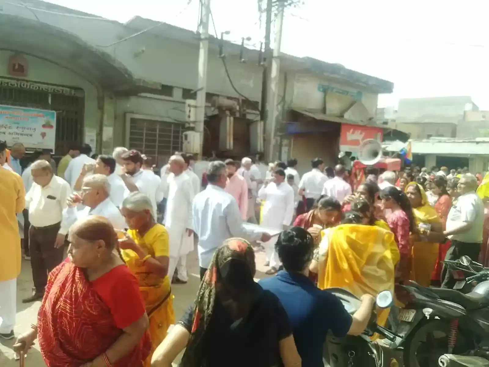 गंगापुर सिटी में भगवान महावीर शोभायात्रा के दौरान जैन समाज पदाधिकारियों का स्वागत करते अग्रवाल समाज के सदस्य।