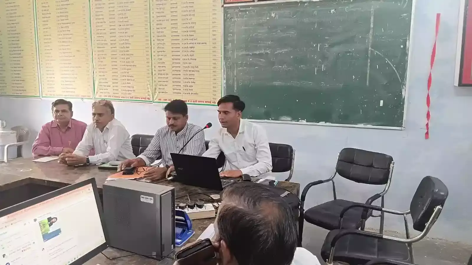 सीबीईओ सभागार में प्रवेशोत्सव अभियान के दौरान अधिकारियों द्वारा प्रभारियों को नामांकन वृद्धि हेतु निर्देश देते हुए दृश्य। सीबीईओ सभागार में प्रवेशोत्सव अभियान के दौरान अधिकारियों द्वारा प्रभारियों को नामांकन वृद्धि हेतु निर्देश देते हुए दृश्य।