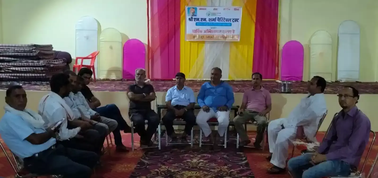 मिलन मैरिज गार्डन गंगापुर सिटी में एन एन शर्मा चैरिटेबल ट्रस्ट की बैठक में उपस्थित पदाधिकारी और सदस्य।