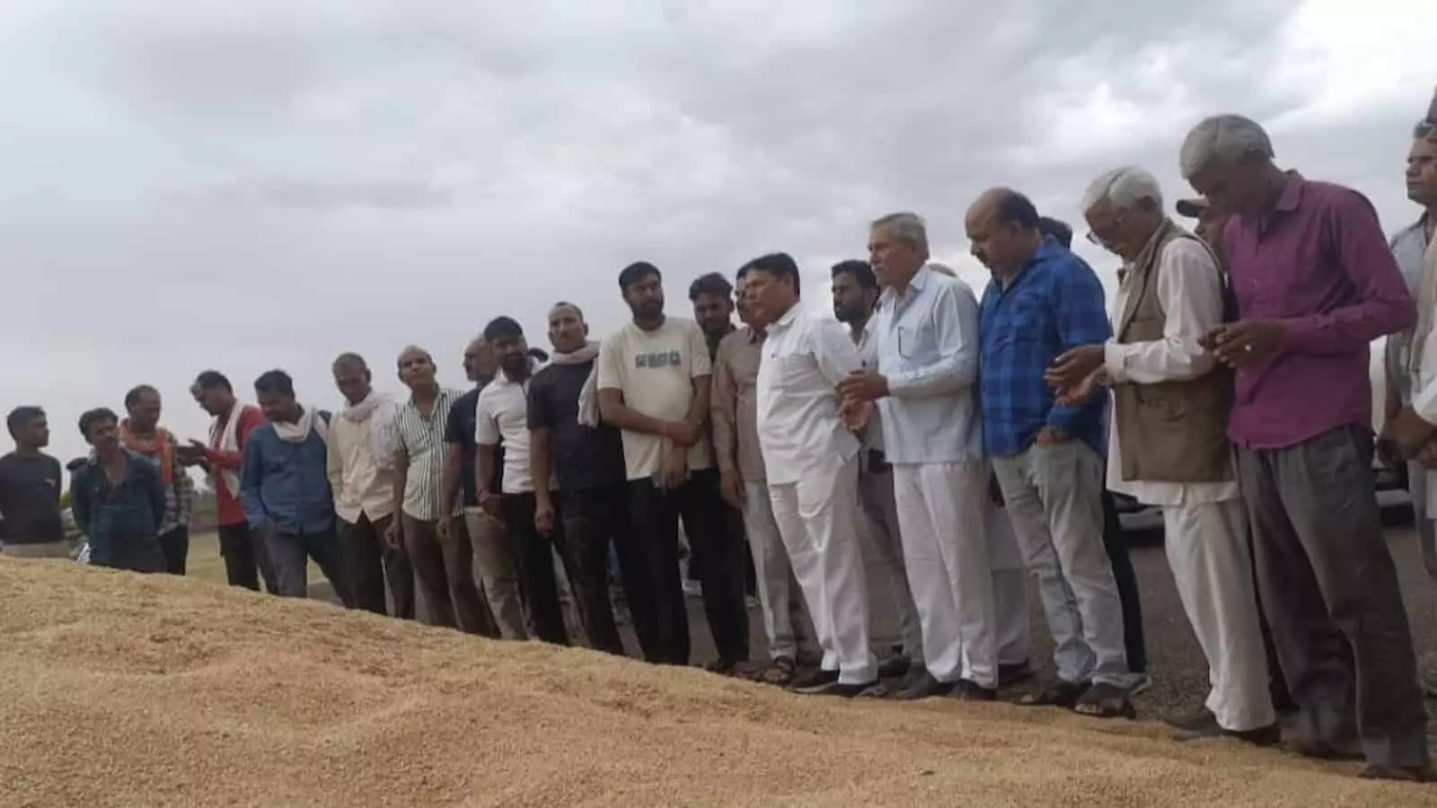 अंता मंडी में गेहूं की तुलाई ठप, विधायक प्रमोद जैन भाया ने दी आंदोलन की चेतावनी अंता मंडी में गेहूं की तुलाई ठप, विधायक प्रमोद जैन भाया ने दी आंदोलन की चेतावनी