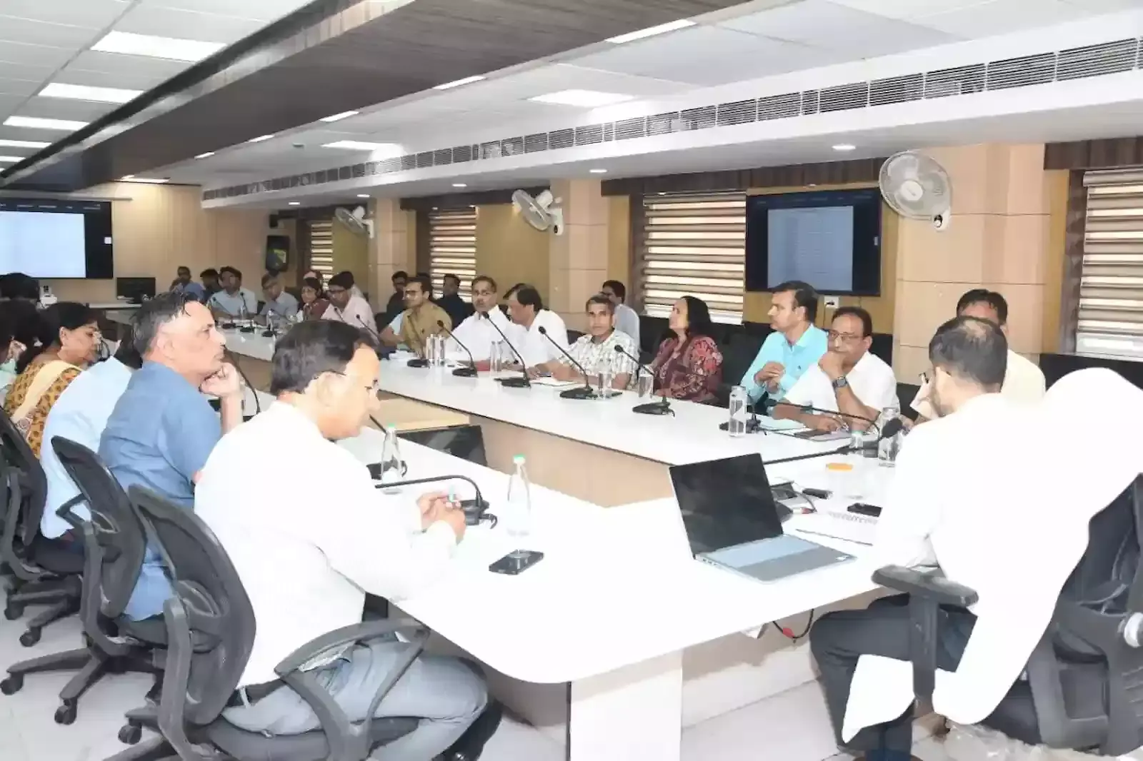 नगर निगम मुख्यालय जयपुर में सम्पर्क पोर्टल की शिकायतों की समीक्षा बैठक करते आयुक्त डॉ. गौरव सैनी। नगर निगम मुख्यालय जयपुर में सम्पर्क पोर्टल की शिकायतों की समीक्षा बैठक करते आयुक्त डॉ. गौरव सैनी।