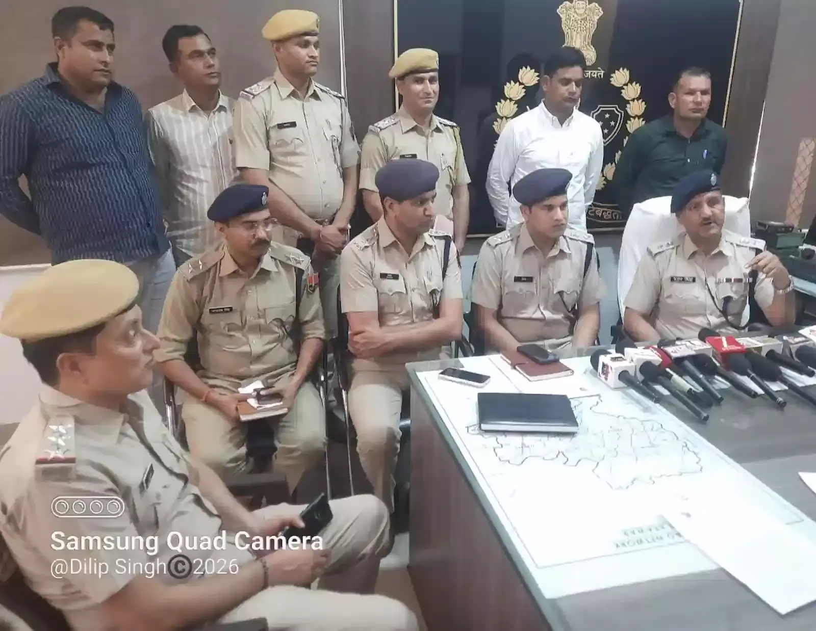 ब्यावर पुलिस थाना परिसर में शिक्षक दंपति हत्याकांड के पकड़े गए आरोपियों के साथ खड़े पुलिस अधिकारी। ब्यावर पुलिस थाना परिसर में शिक्षक दंपति हत्याकांड के पकड़े गए आरोपियों के साथ खड़े पुलिस अधिकारी।
